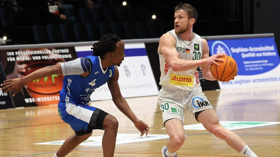 Leon Friederici (am Ball) war gegen Karlsruhe bester Werfer der Koblenzer – und will auch in der kommenden Saison für die Baskets auflaufen.  Foto: J. Niebergall